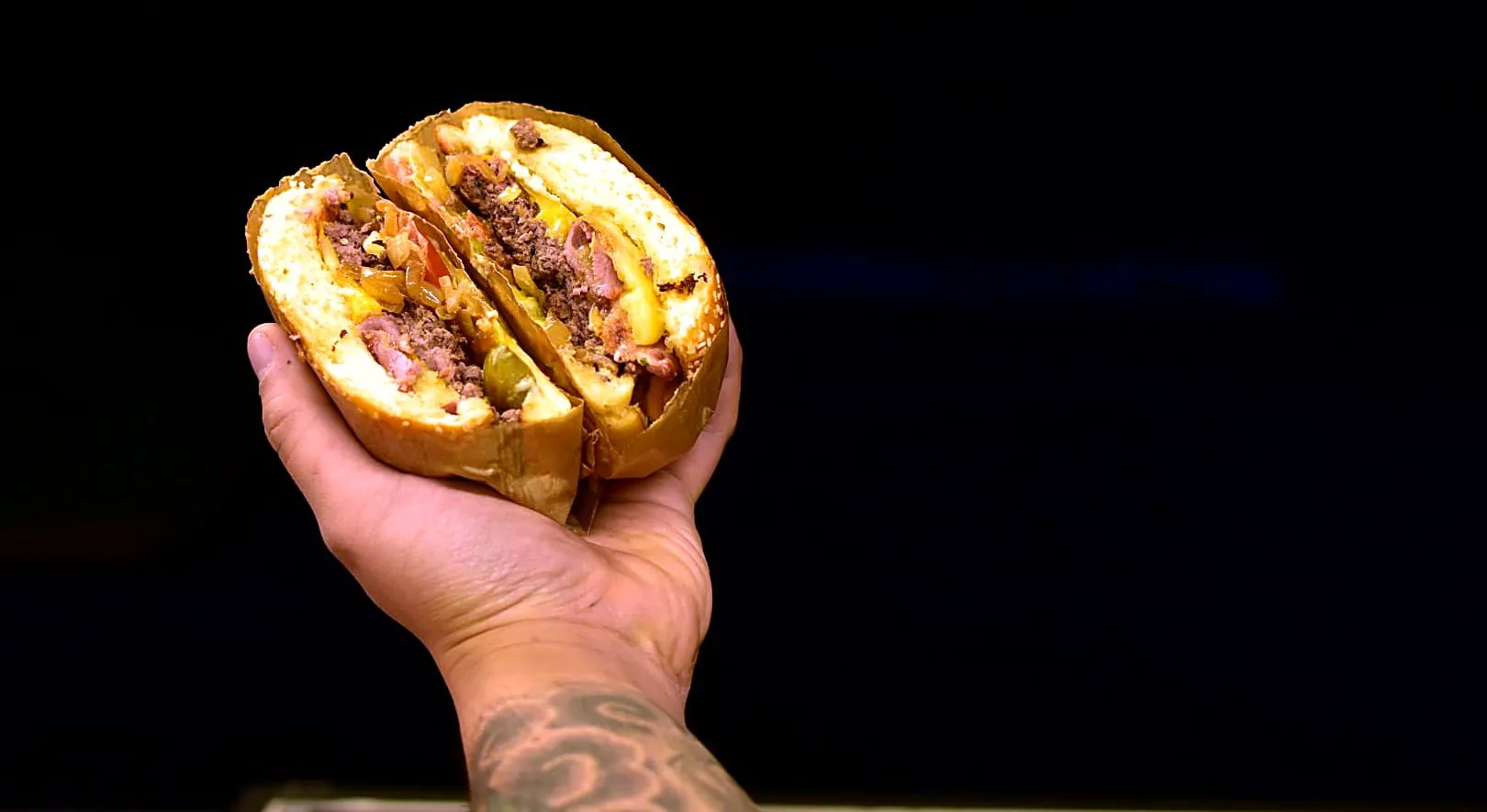 Burger maison coupé en deux