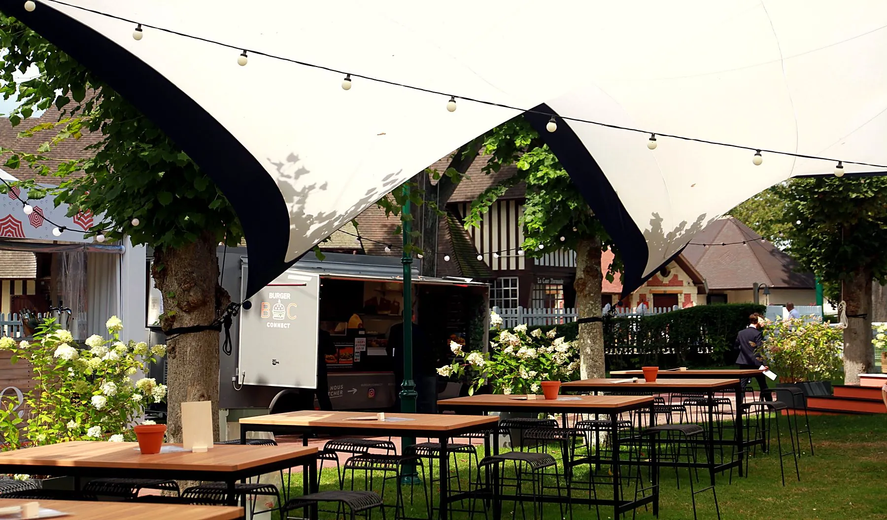 Le foodtruck Burger Connect installé sous une tente lors d'un événement en Normandie